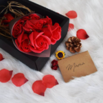 Set cadou Buchet romantic 7 trandafiri de sapun